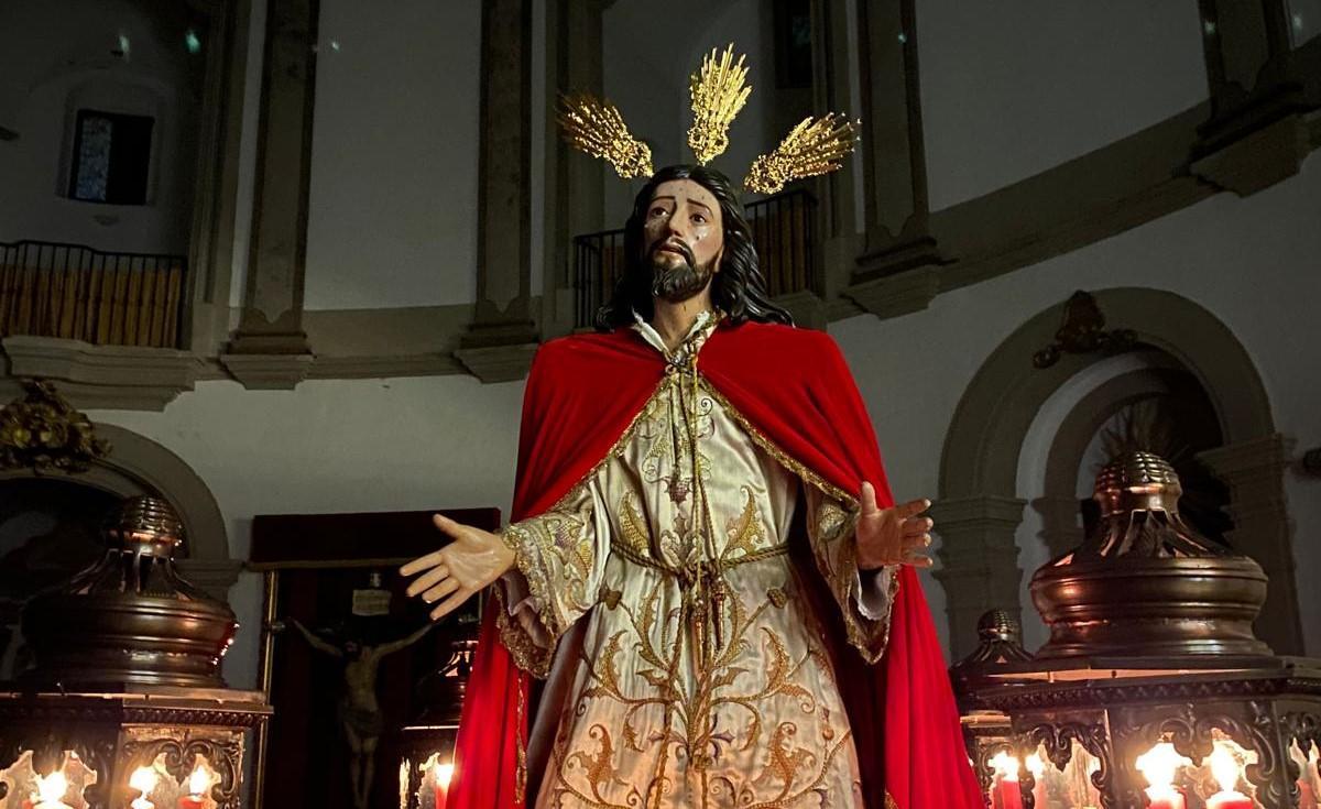 El Cristo de la Humildad de Badajoz dispuesto en la parihuela para su traslado.