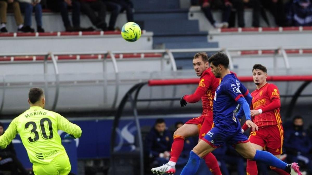 Vada supera de vaselina a Unai Marino en el gol del Zaragoza marcado por Álvaro.