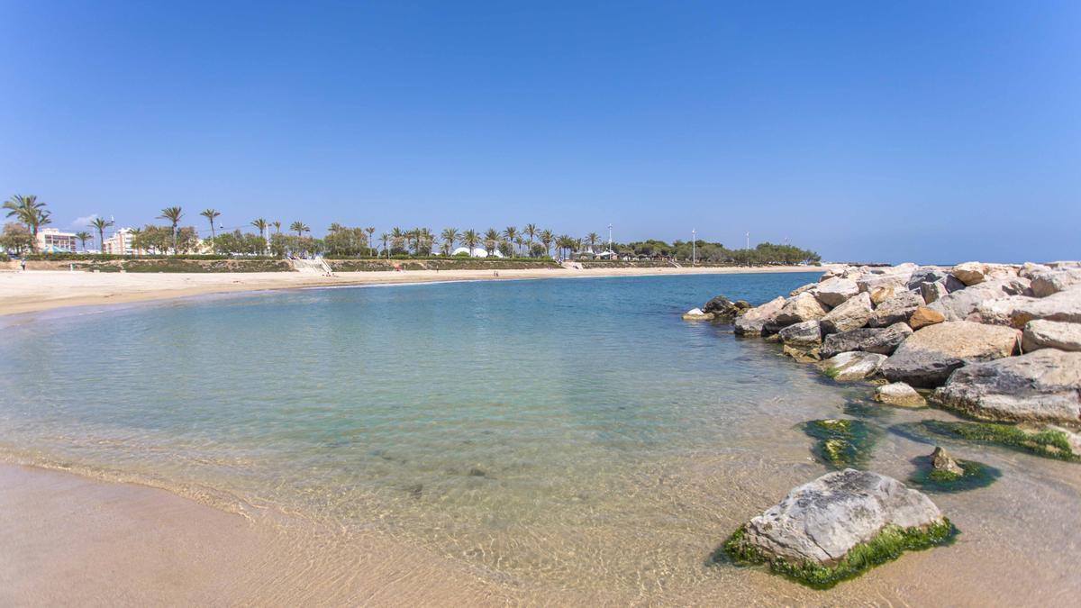 La playa del Fortí destaca por la excelente calidad del agua y sus servicios.