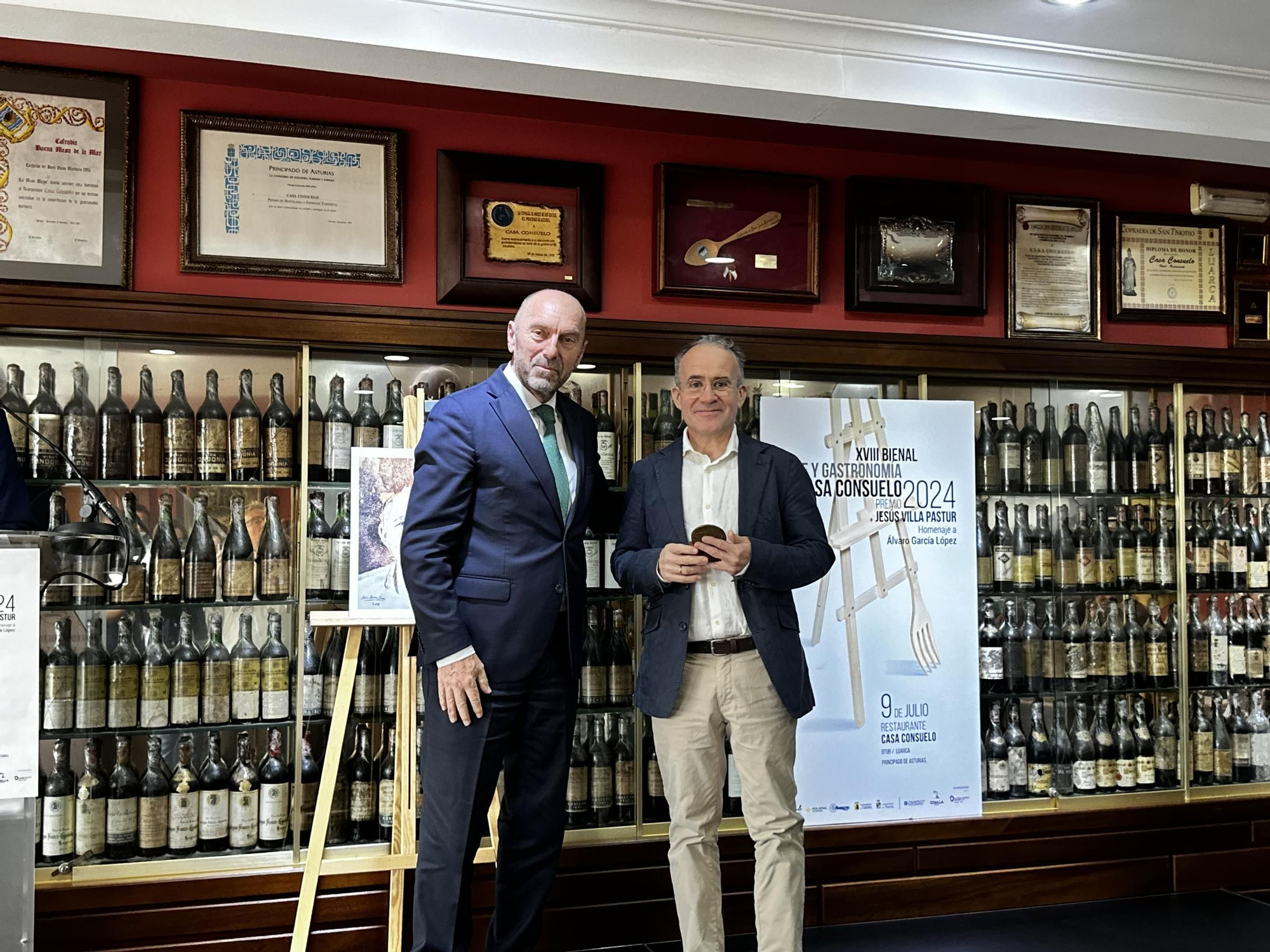 EN IMÁGENES: El homenaje póstumo al hostelero Álvaro López en su casa y coincidiendo con la Bienal de Arte