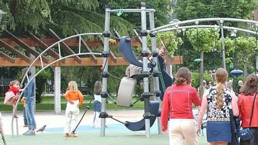 Niños jugando en el parque Jovellanes.