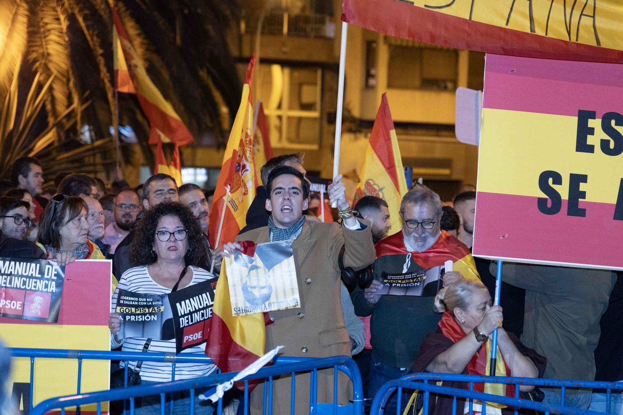 Concetración contra la amnistía en la sede del PSOE de Alicante