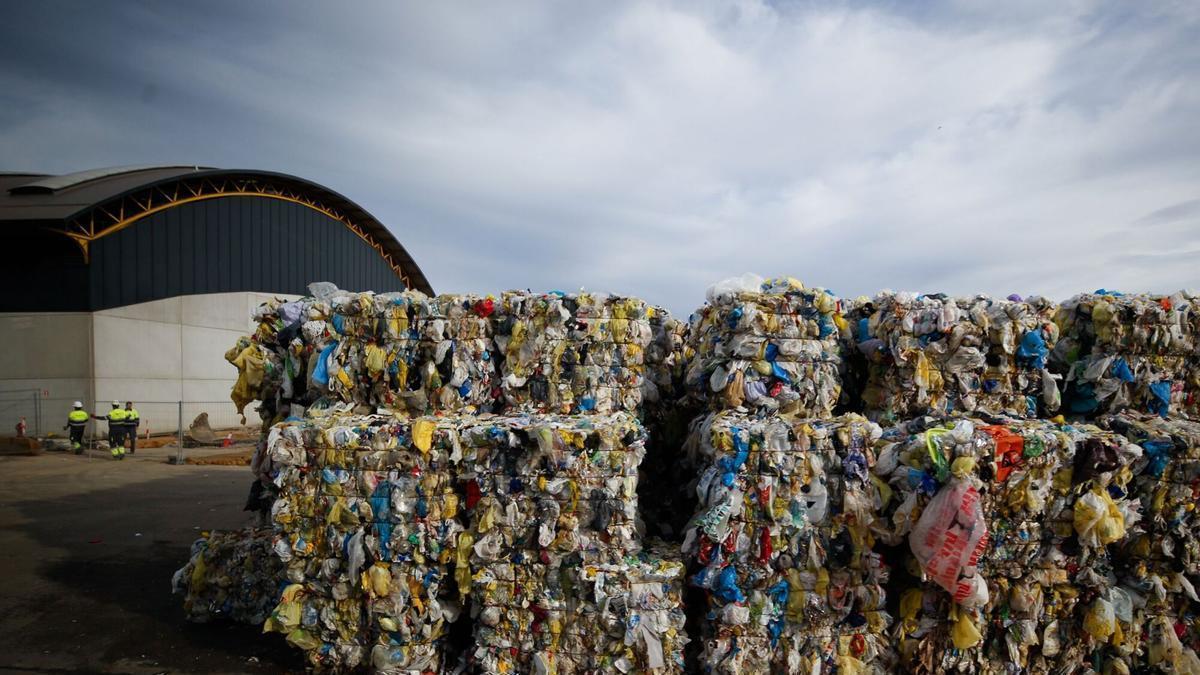 Fardos de basura en las instalaciones de Cogersa en Serín.