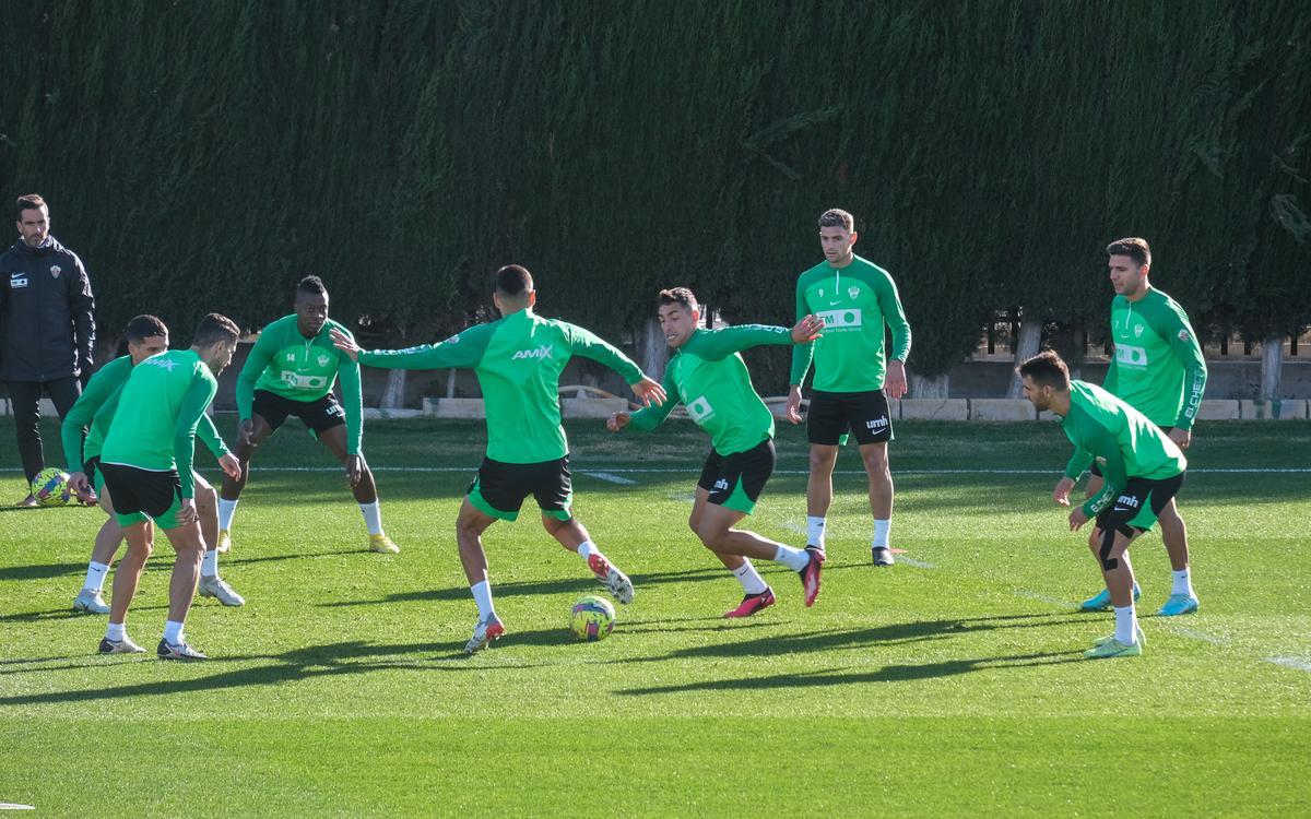 Los jugadores del Elche, durante el entrenamiento del viernes