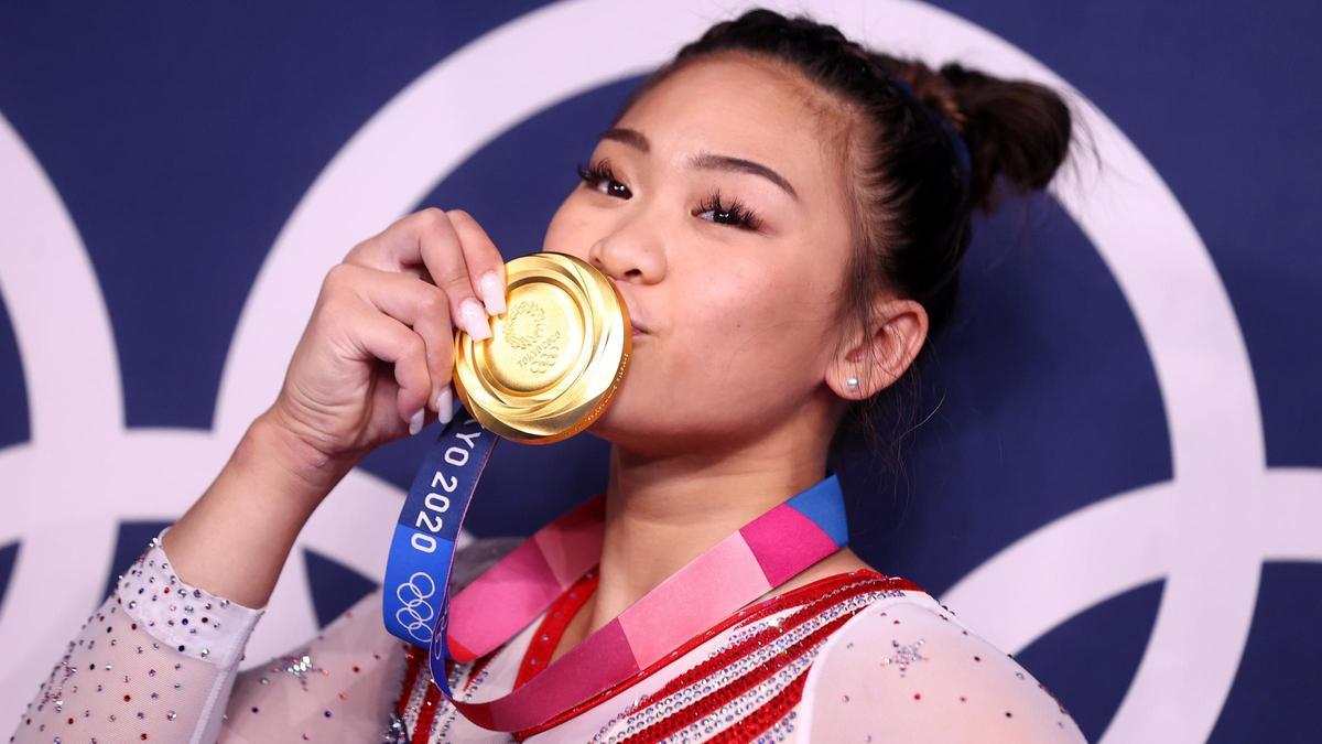 Sunisa Lee con la medalla de oro.