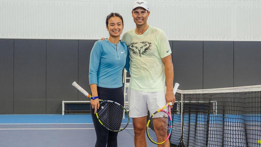 Nadal, junto a la tenista filipina Alex Eala, este miércoles en la academia del extenista.