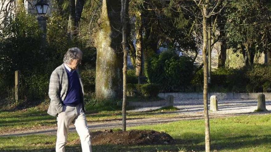 Rey, durante su visita a la carballeira. // FdV