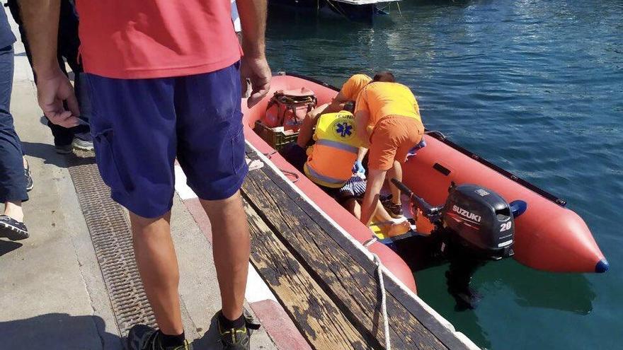 Un nen pateix ferides de diversa consideració en caure a les roques de Cala Taballera