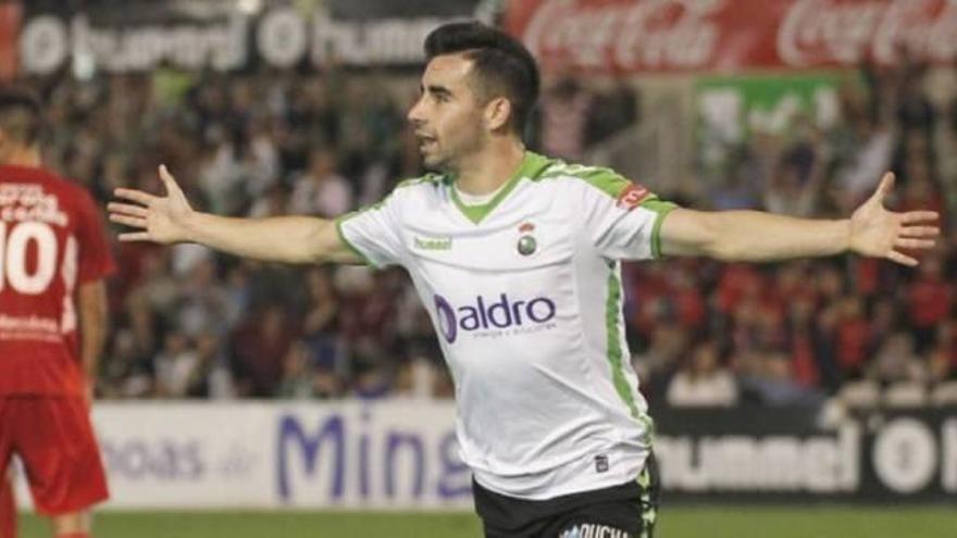 Óscar Fernández celebra un gol con el filial del Racing de Santander.