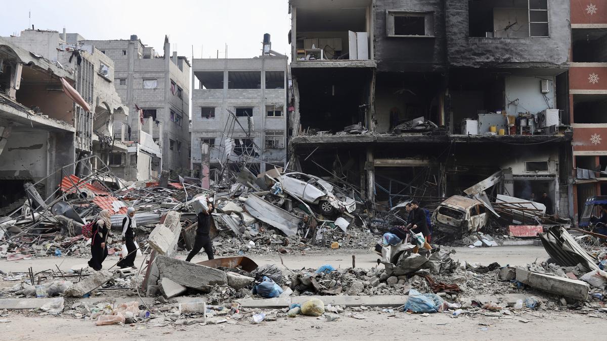 Archivo - Edficios dañados por los bombardeos del Ejército de Israel contra el campamento de refugiados de Yabalia, en el norte de la Franja de Gaza (archivo)