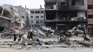 Archivo - Edficios dañados por los bombardeos del Ejército de Israel contra el campamento de refugiados de Yabalia, en el norte de la Franja de Gaza (archivo)