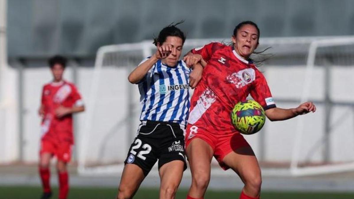 Laura Martínez pugna amb Auñón en una imatge del duel del Levante Las Planas contra l'Alabès