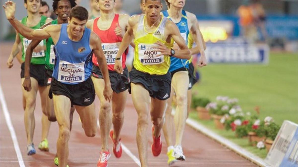 Adel Mechaal (izquierda), en una carrera de 1.500 metros.