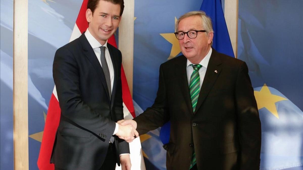 Jean-Claude Juncker saluda al canciller austriaco Sebastian Kurz, en Bruselas