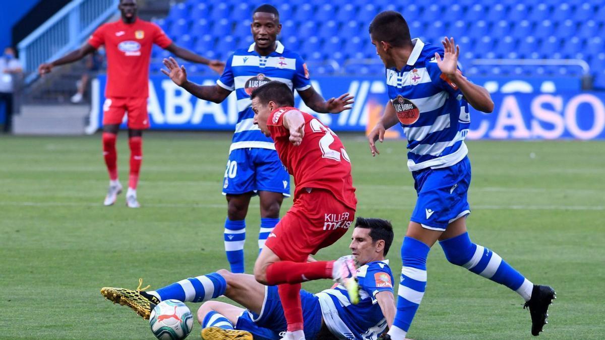 Vicente Gómez se lanza a por el balón en el partido entre el Deportivo y el Fuenlabrada de 2020 en Riazor. |  // CARLOS PARDELLAS