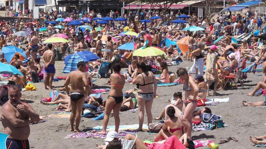 Turistas en la playa de El Médano.