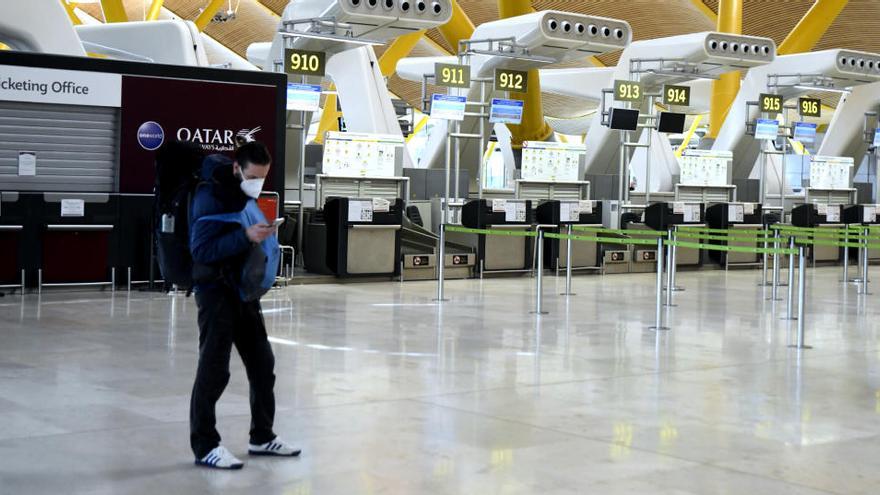 Un hombre en la T4 del aeropuerto de Barajas.