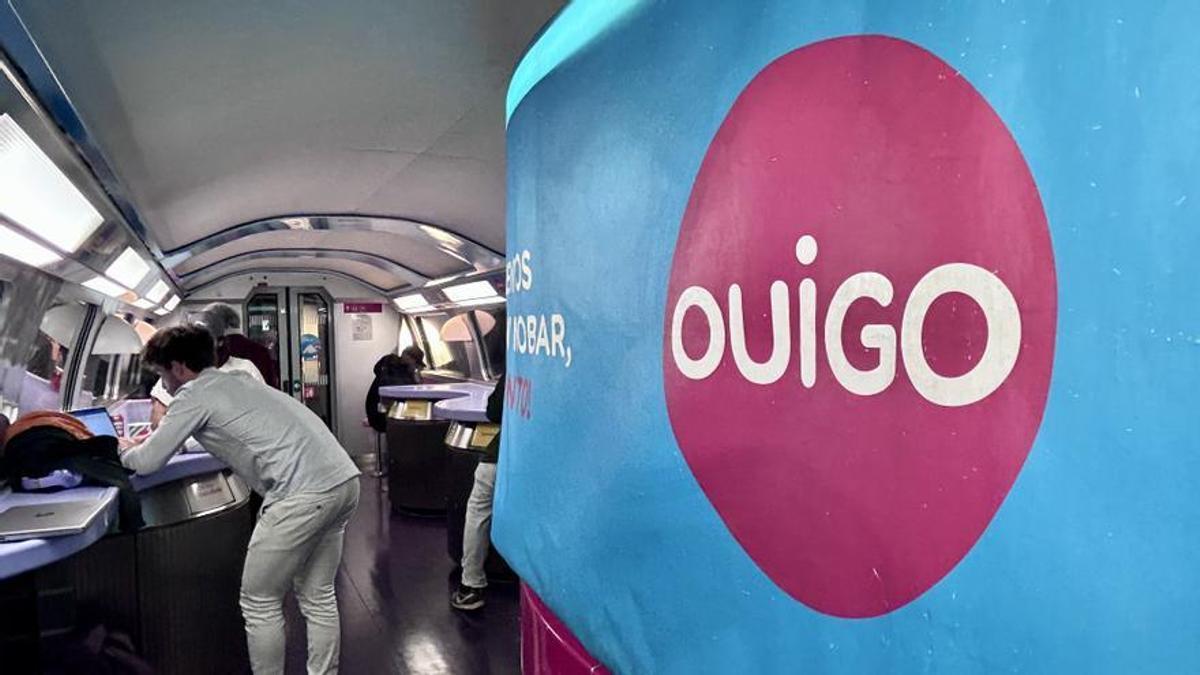 El bar del tren de alta velocidad de Ouigo, camino de Madrid, el miércoles.