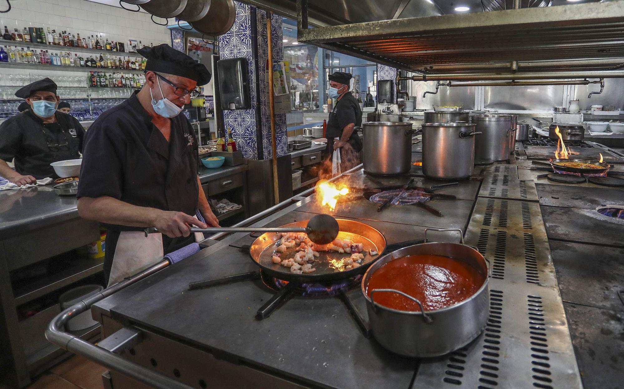 Una jornada de servicio en uno de los bastiones de la paella: La Pepica