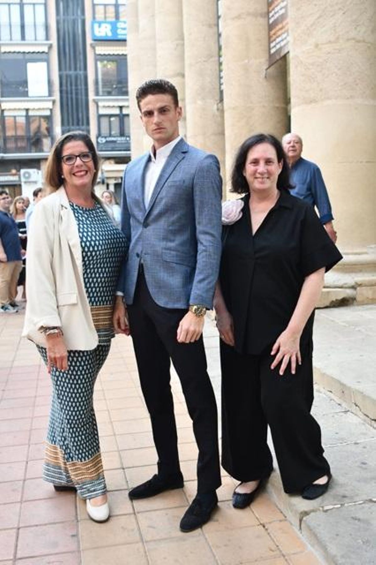 Inmaculada Carratalá, el novillero Borja Escudero y Pilar Tébar.