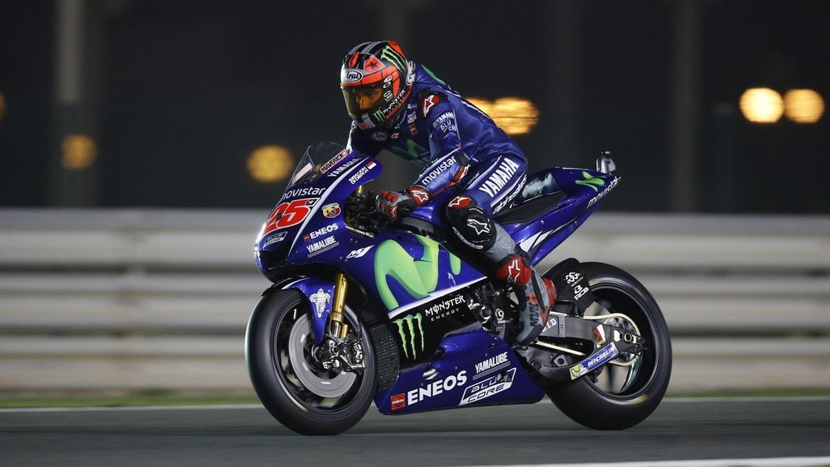 Maverick Viñales pilota la Yamaha en el circuito de Losail.