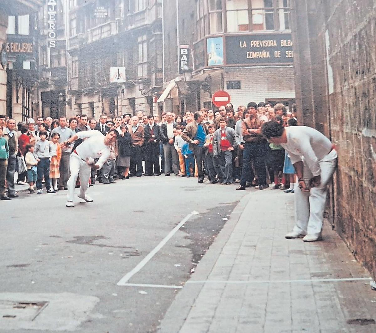 Partida de Galotxa en el centro de Bilbao, año 1982.