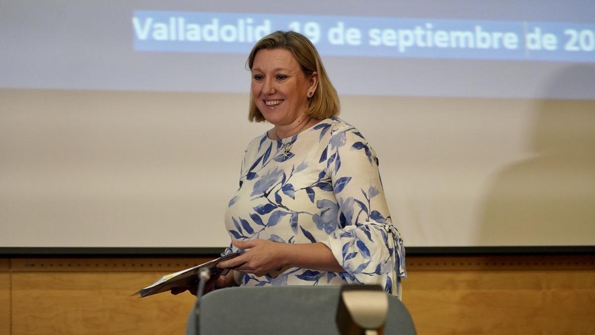 La consejera de Familia e Igualdad de Oportunidades, Isabel Blanco, inaugura la jornada sobre el modelo de Atención Integral Centrada en la Persona y sus beneficios en residencias de personas mayores. Atención a medios al inicio.