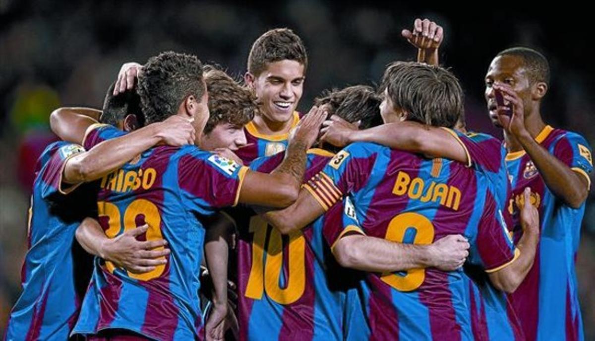 Diversos jugadors del Barça feliciten Messi pel gol aconseguit ahir a la nit al partit de Copa amb el Ceuta. Diversos jugadors del Barça feliciten Messi pel gol aconseguit ahir a la nit al partit de Copa amb el Ceuta.