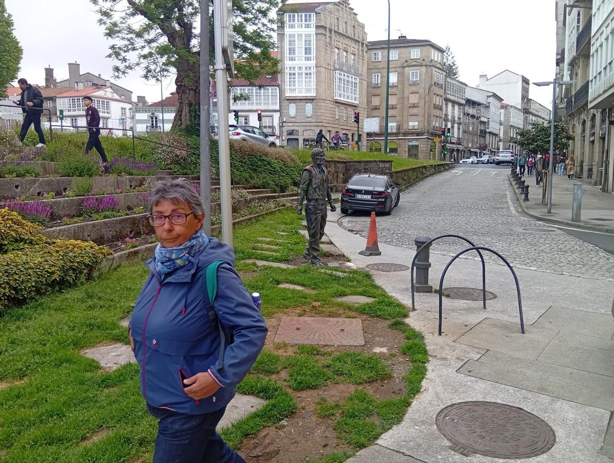 La estatua de Moncho Reboiras en Santiago aparece vandalizada con pintura roja