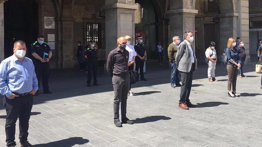 Moment del minut de silenci celebrat a la plaça Major de Manresa