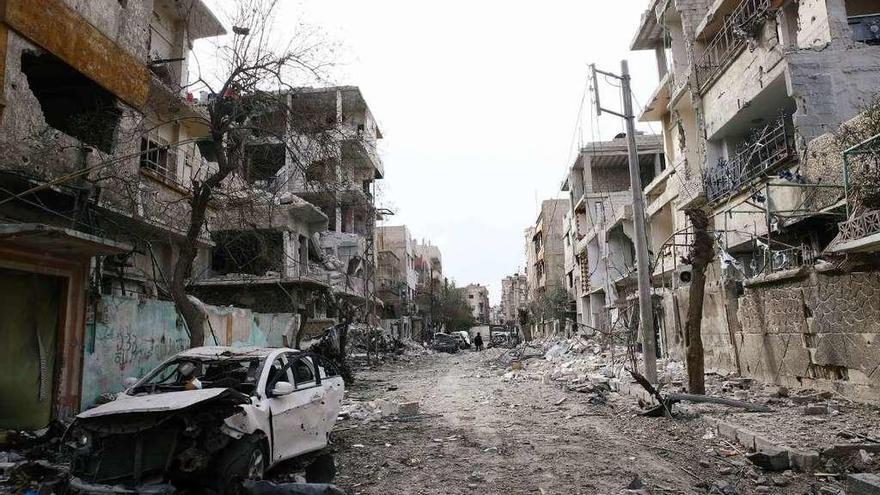 Una calle de Guta con los edificios arrasados por los intensos bombardeos de la última semana. // Reuters