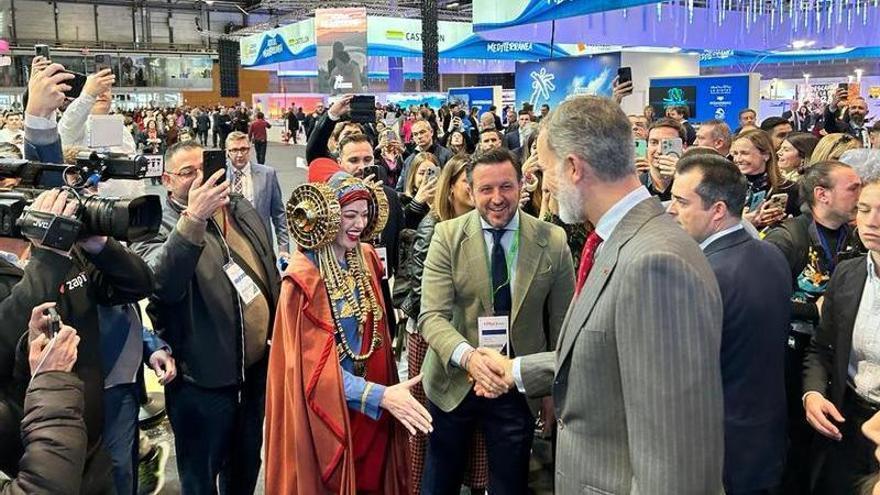 El Rey saluda en la inauguración de Fitur al alcalde ilicitano y a la Dama Viviente