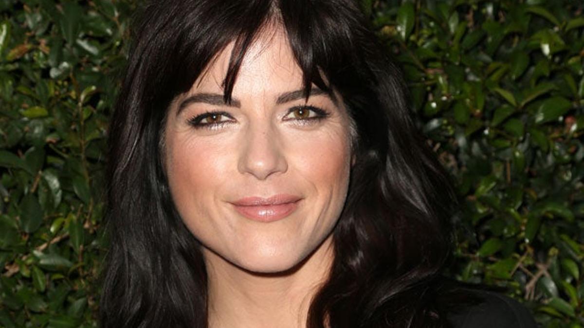 Selma Blair pide disculpas por su comportamiento en el avión