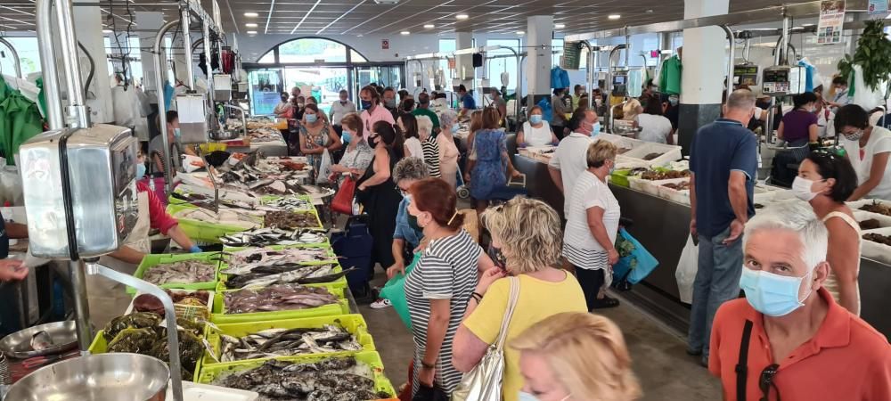 Gran afluencia de público al mercado de Vilagarcía