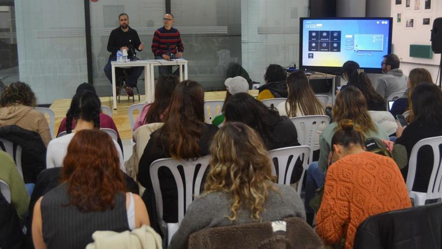 O encontro “Comunicar en galego” que tivo lugar na Facultade de Comunicación.  | // FDV