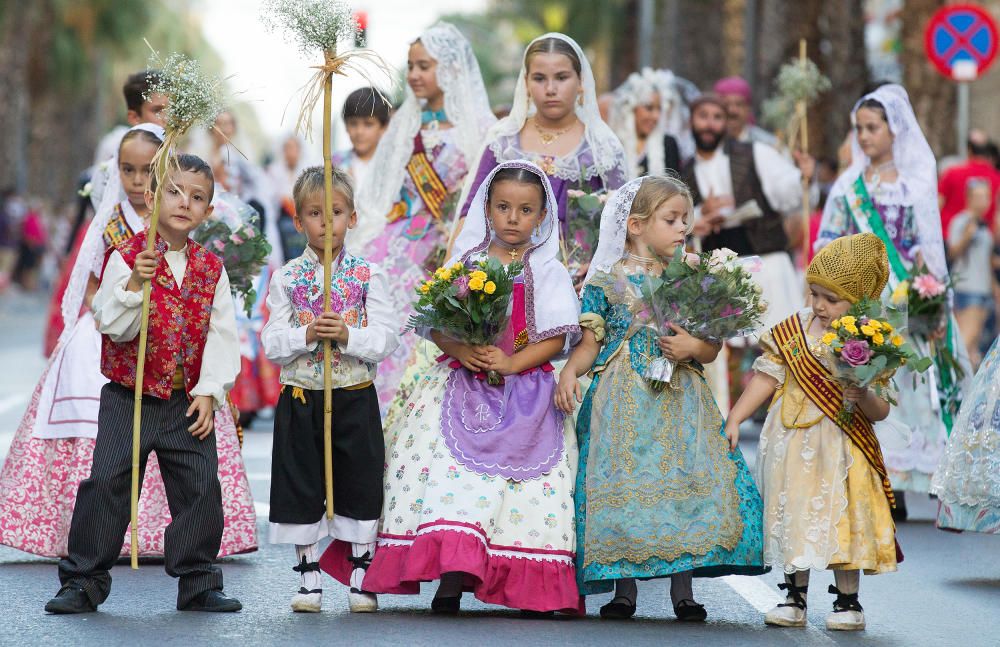 Ofrenda de flores como antesala del fuego en San Vicente del Raspeig.