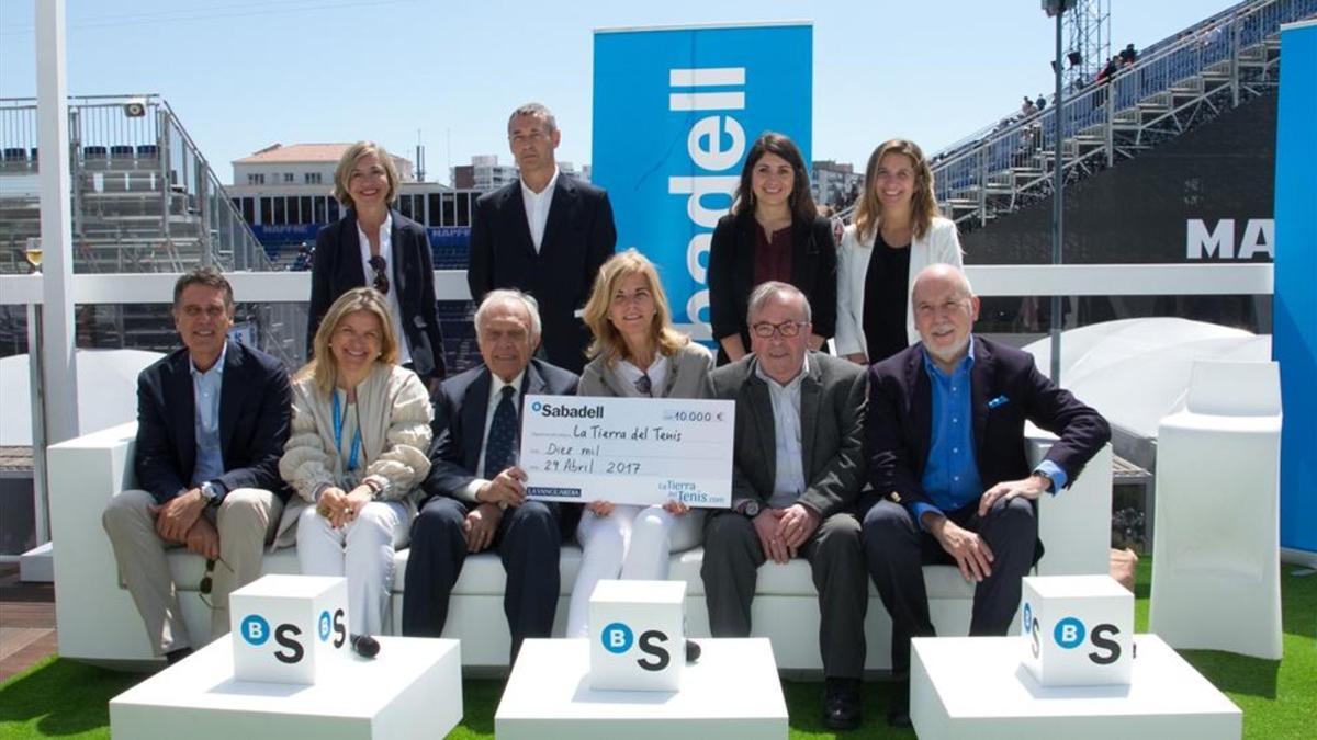 El consejero delegado de Banco Sabadell Jaime Guardiola, y el director de La Vanguardia, Màrius Carol, junto a las ocho entidades solidarias en la clausura de '10 años, 10 razones, 10 causas'