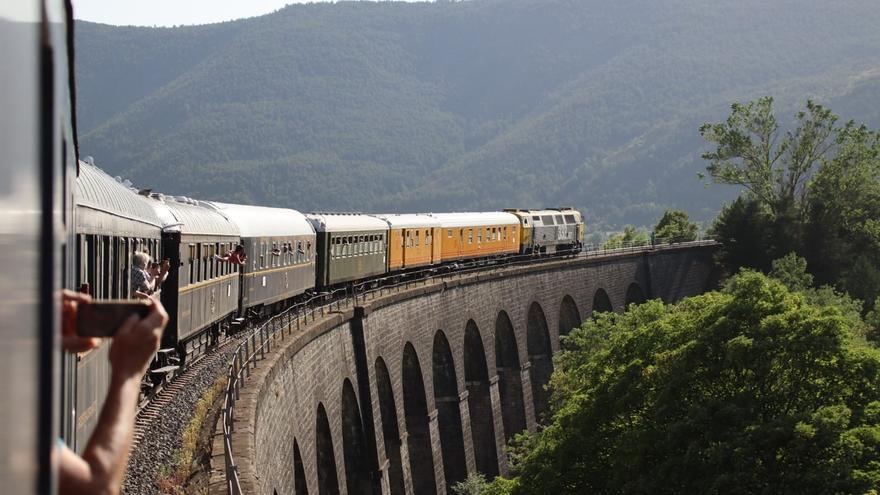 El histórico tren Azul vuelve a circular este sábado entre Zaragoza y Tarragona