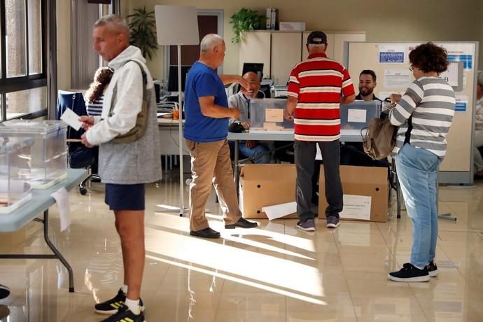 Abren los colegios electorales en Canarias