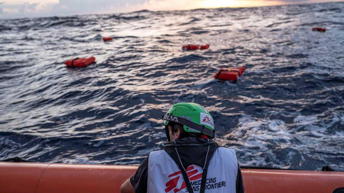 Un barco de Médicos sin fronteras encuentra a 10 migrantes muertos en una barcaza con 100 personas