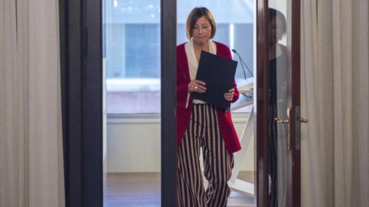 Carme Forcadell, al término de la rueda de prensa de ayer en el Parlament.