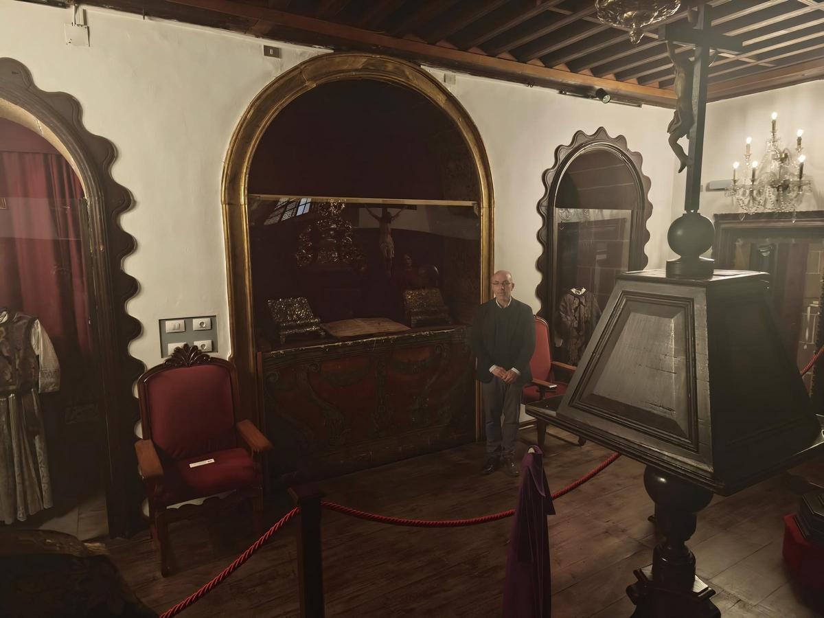 La sala de la sillería con los escudos heráldicos, y el soporte de grandes libros de madera, a la derecha.