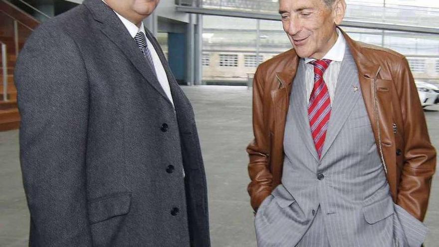 Carlos Mouriño, junto al presidente del Deportivo, Tino Fernández, ayer en Vigo antes de la asamblea de la Liga. // Ricardo Grobas