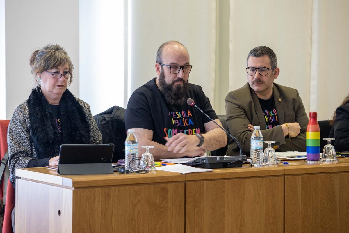 La edila Saura, junto a los concejales Cortells y Vila, durante uno de los últimos plenos ordinarios de la corporación municipal.