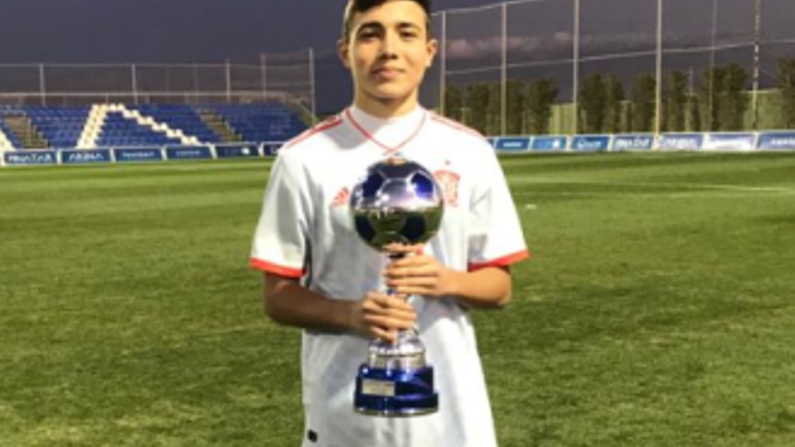 Javi Navarro con el trofeo de ganador del Torneo Internacional Pinatar Arena con la Selección Española