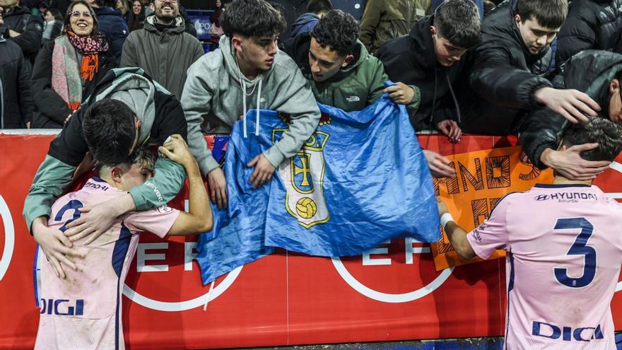 Los aficionados consuelan a los azules Adrián y Marcos Lopes al final del choque. | Irma Collín
