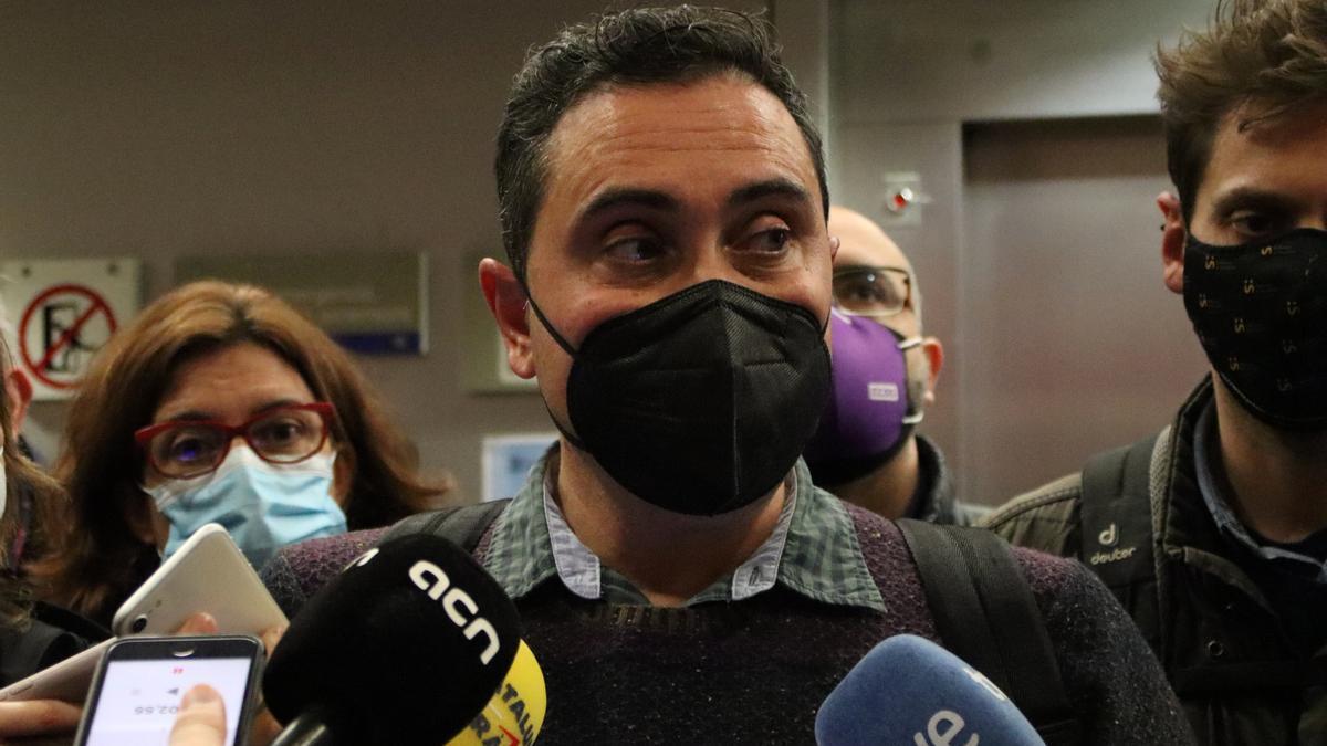 Marc Martínez atén els mitjans en nom del comitè de vaga