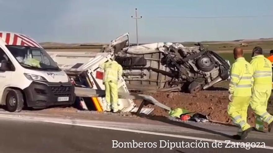 Tres heridos al chocar un camión de mercancías peligrosas con dos furgonetas en la A-2