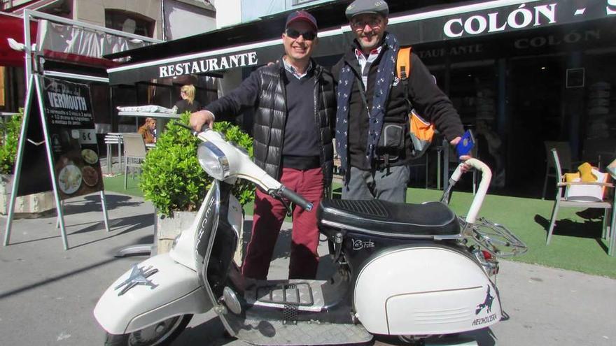 Pulido y Tormei, ayer, con una Vespa propiedad de Juan Ángel Rodríguez Díaz.