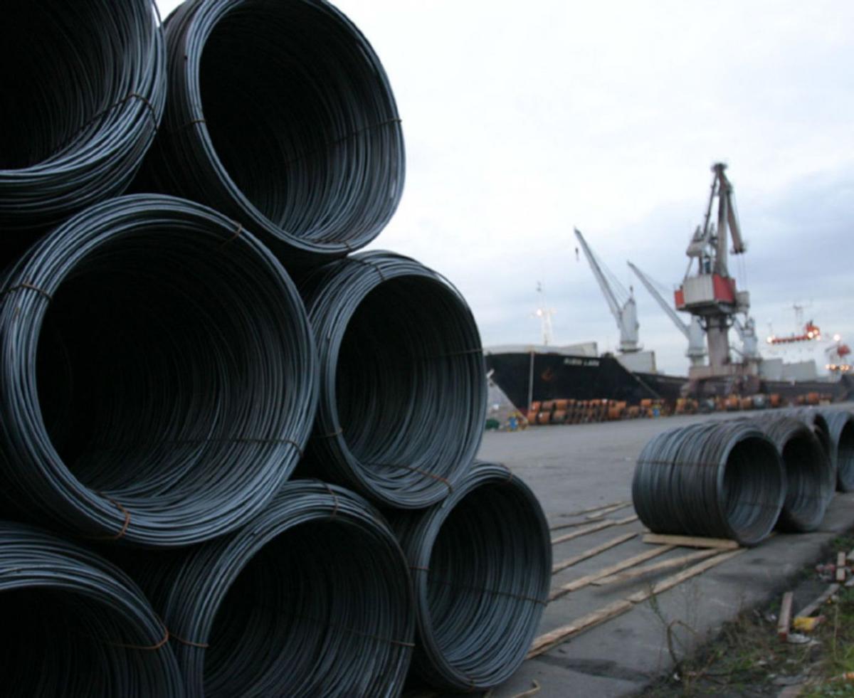 Alambrón preparado para la exportación en el puerto de Avilés. | MIKI LÓPEZ